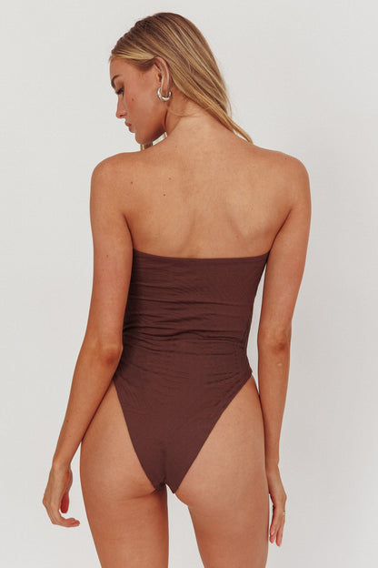 Costume da bagno intero Matilda con cut-out e texture cioccolato