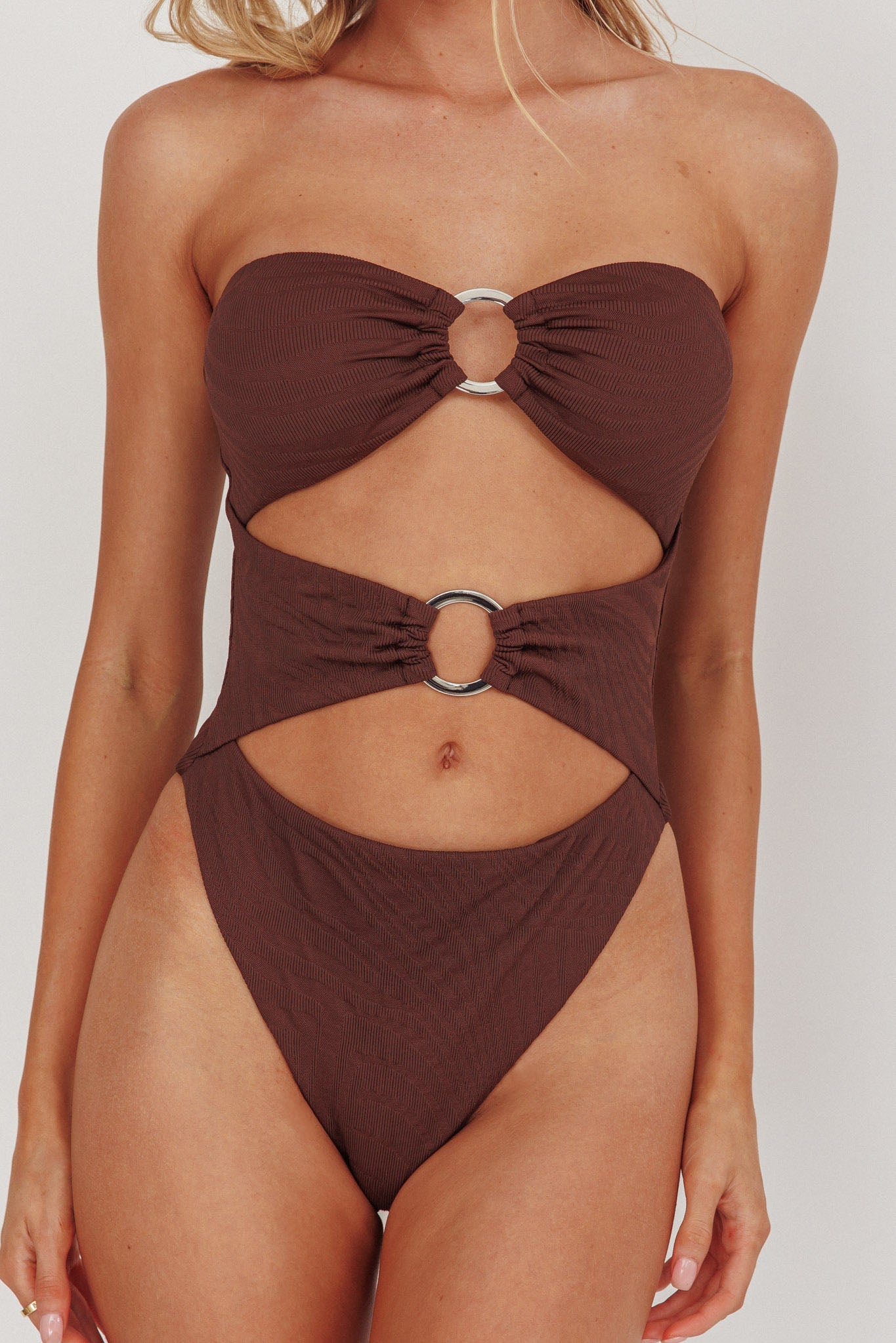 Costume da bagno intero Matilda con cut-out e texture cioccolato