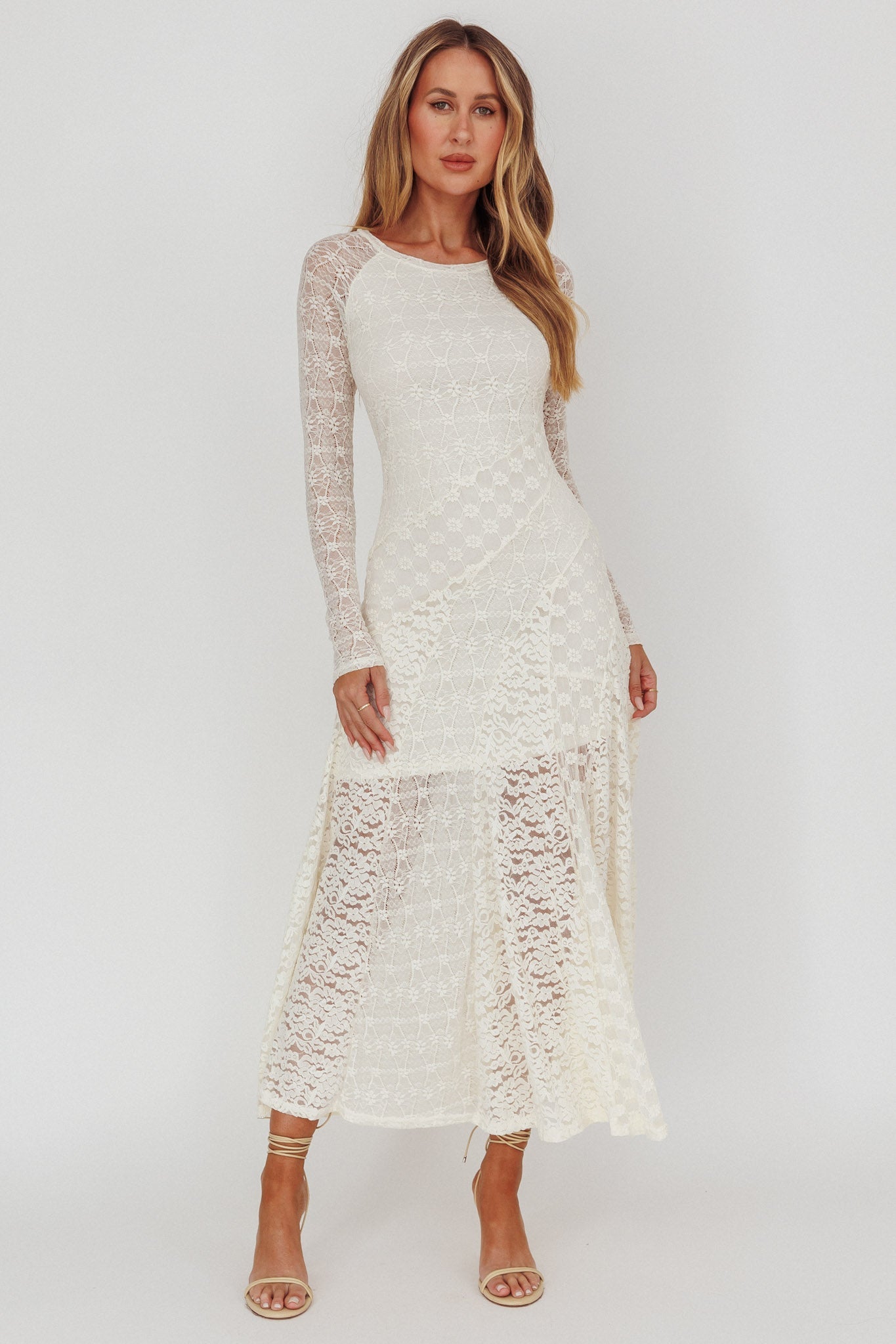 Abito lungo in pizzo a maniche lunghe Tarly color crema