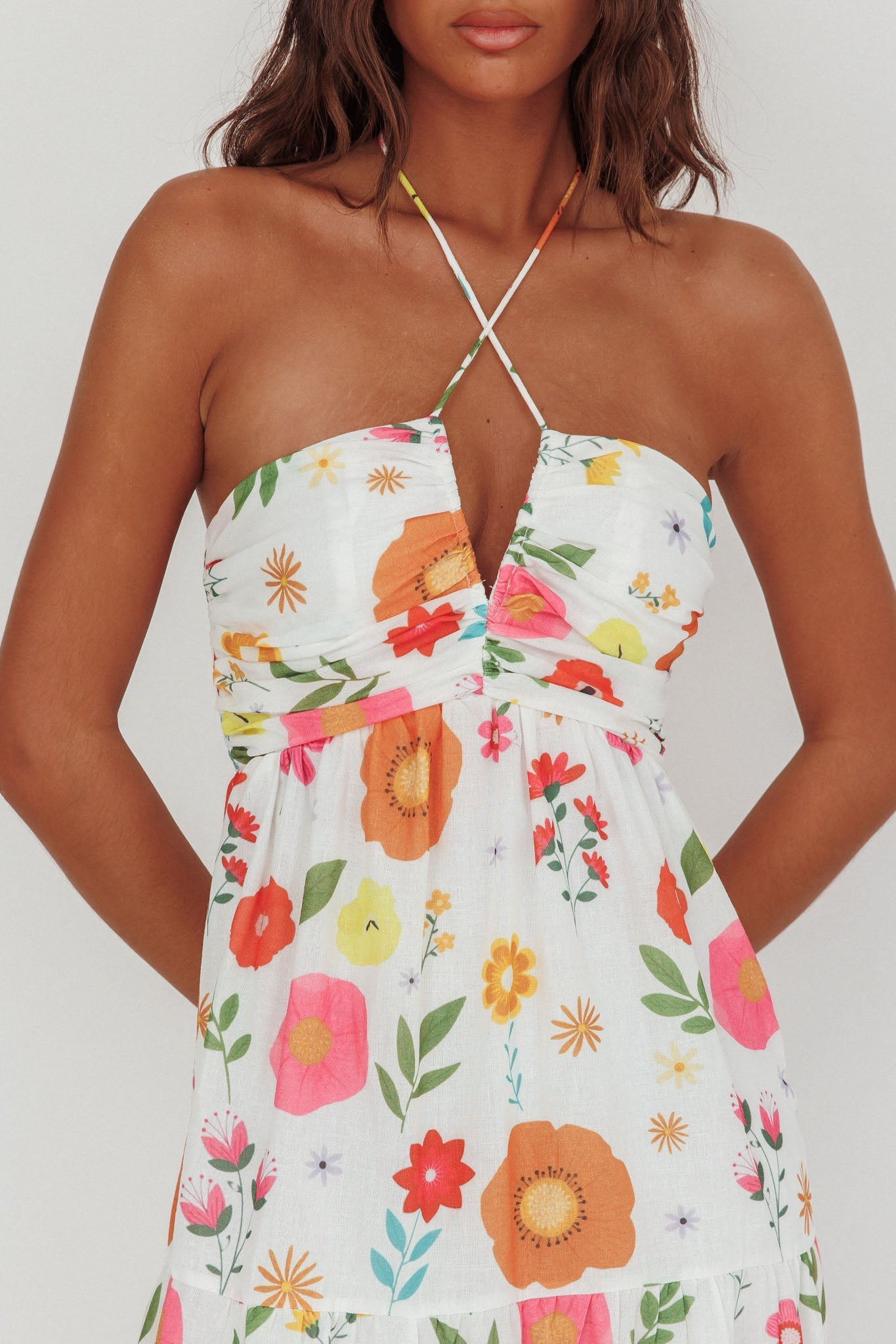 Asiah Abito lungo con scollo all'americana e busto arricciato floreale bianco