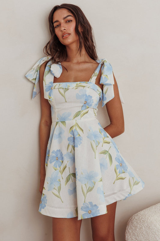 Mini abito Jeanie con spalle annodate e fiori blu