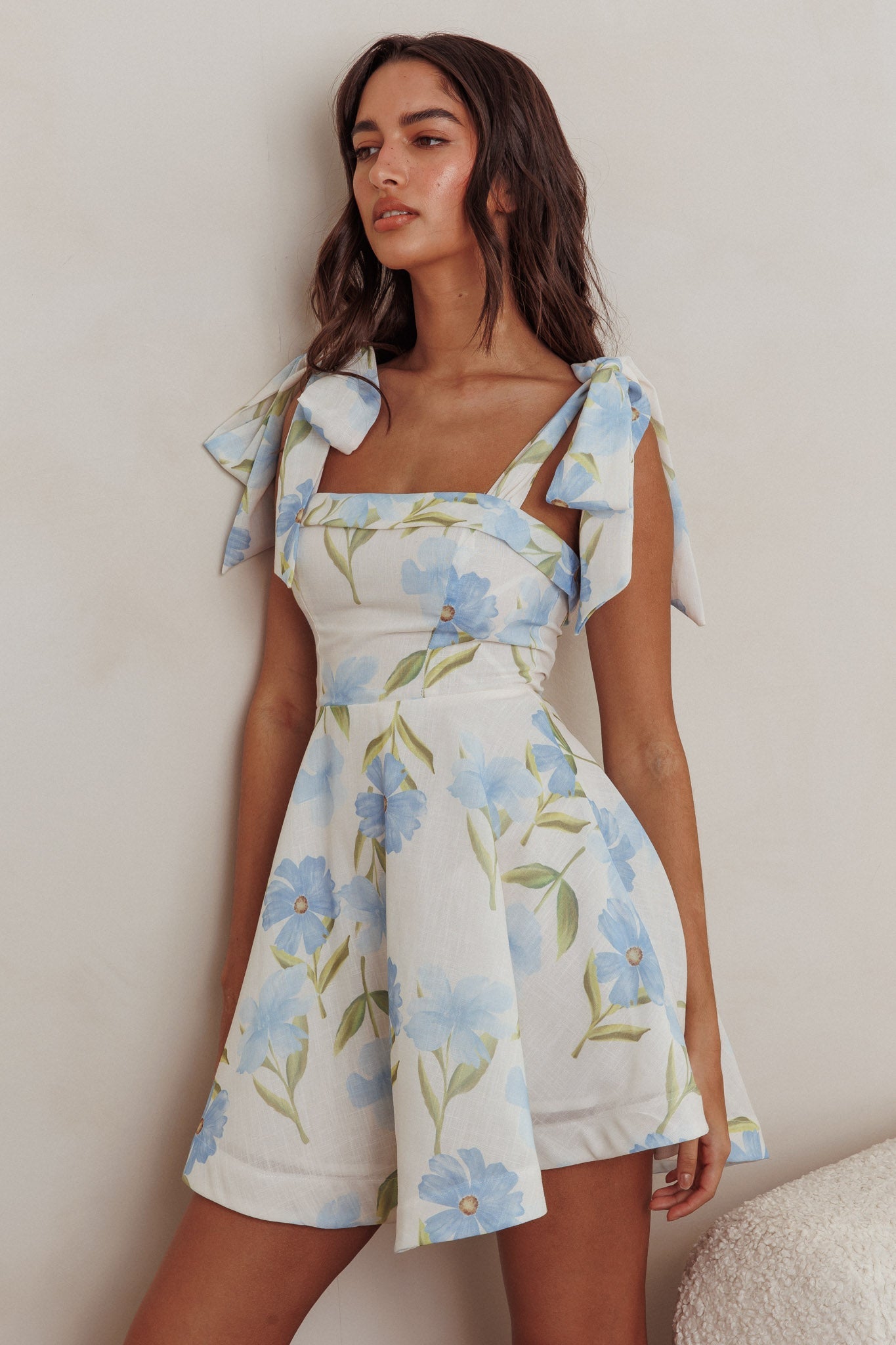 Mini abito Jeanie con spalle annodate e fiori blu