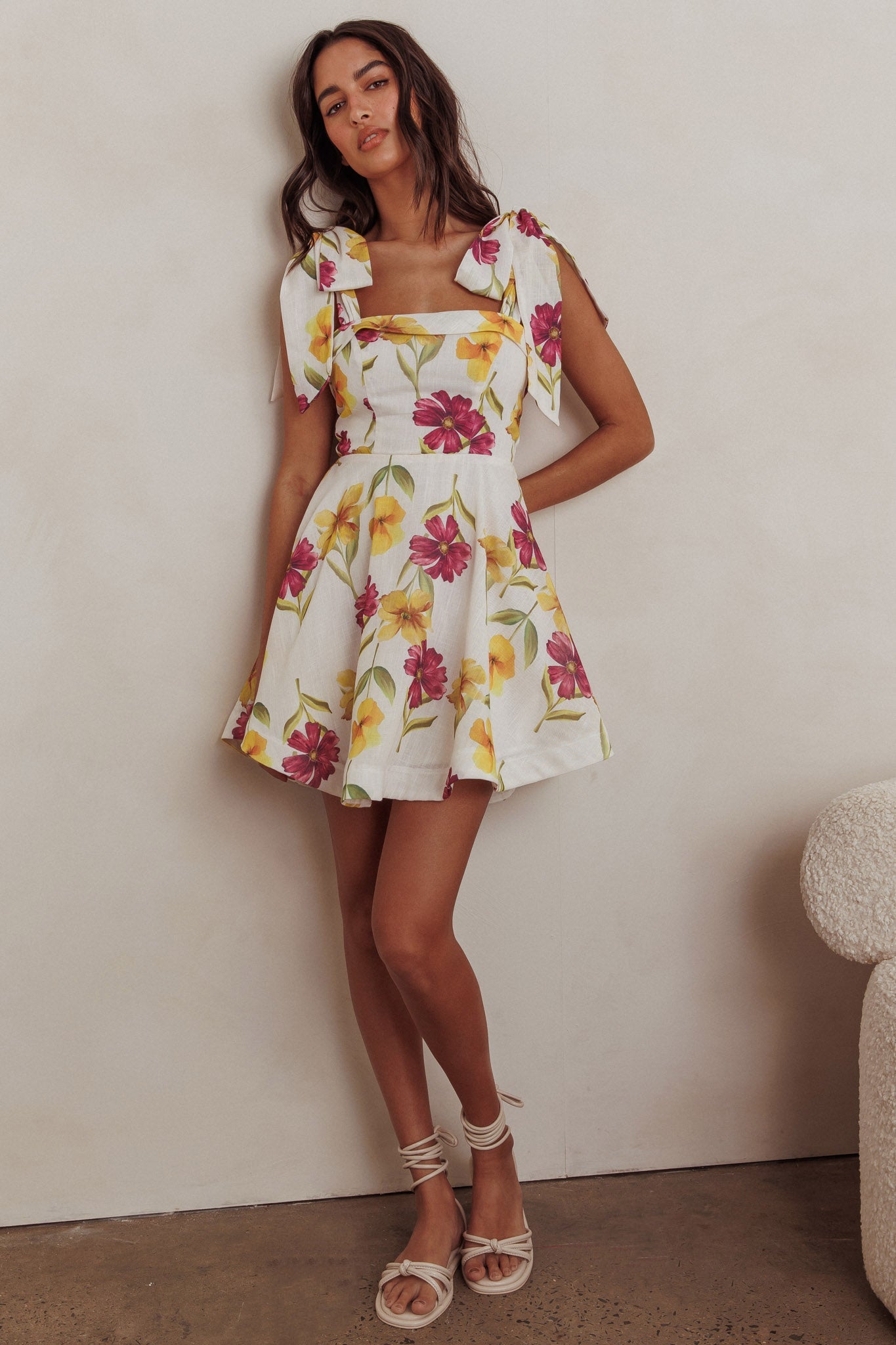 Mini abito con spalle legate Jeanie e fiori viola