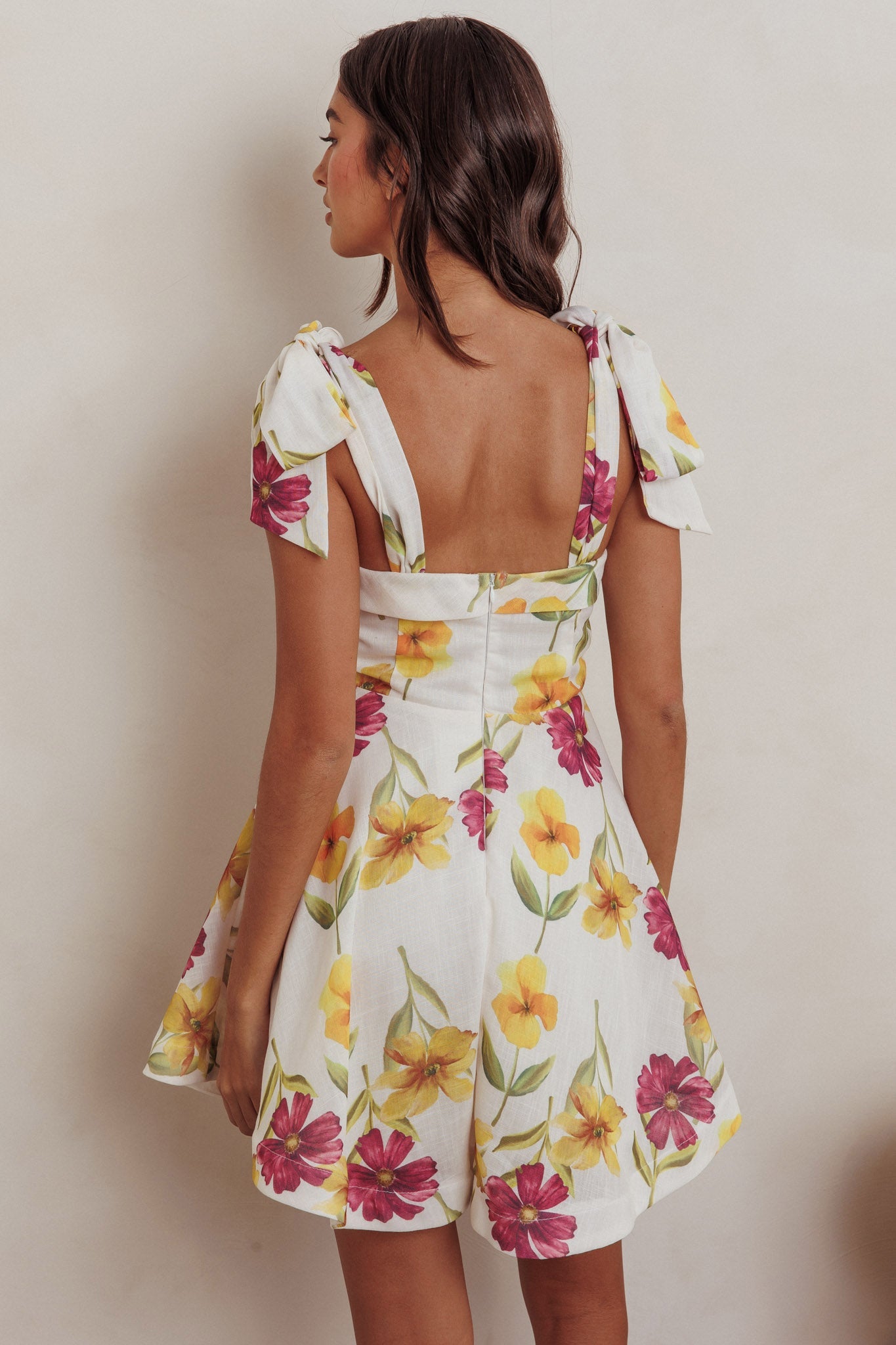 Mini abito con spalle legate Jeanie e fiori viola
