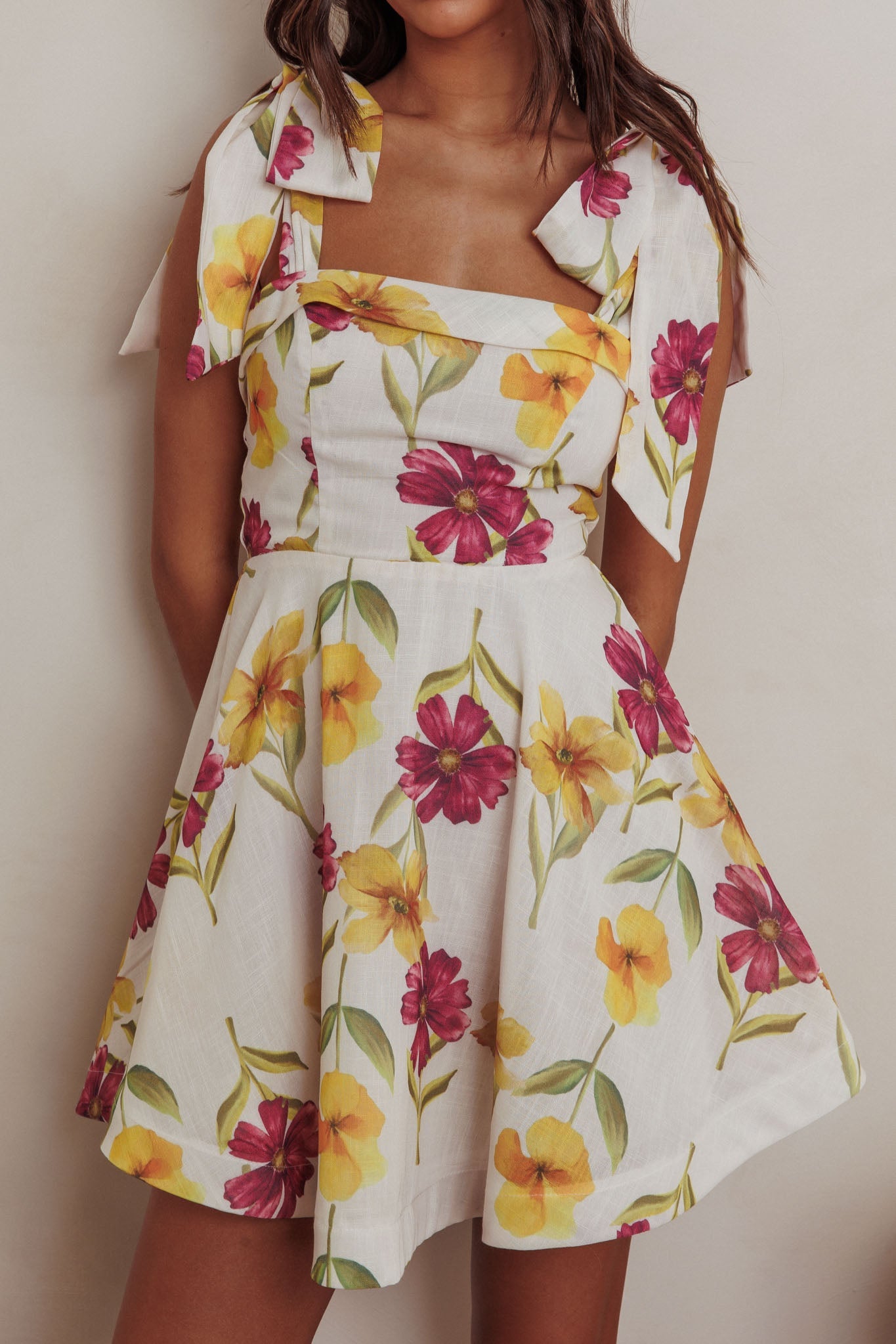 Mini abito con spalle legate Jeanie e fiori viola