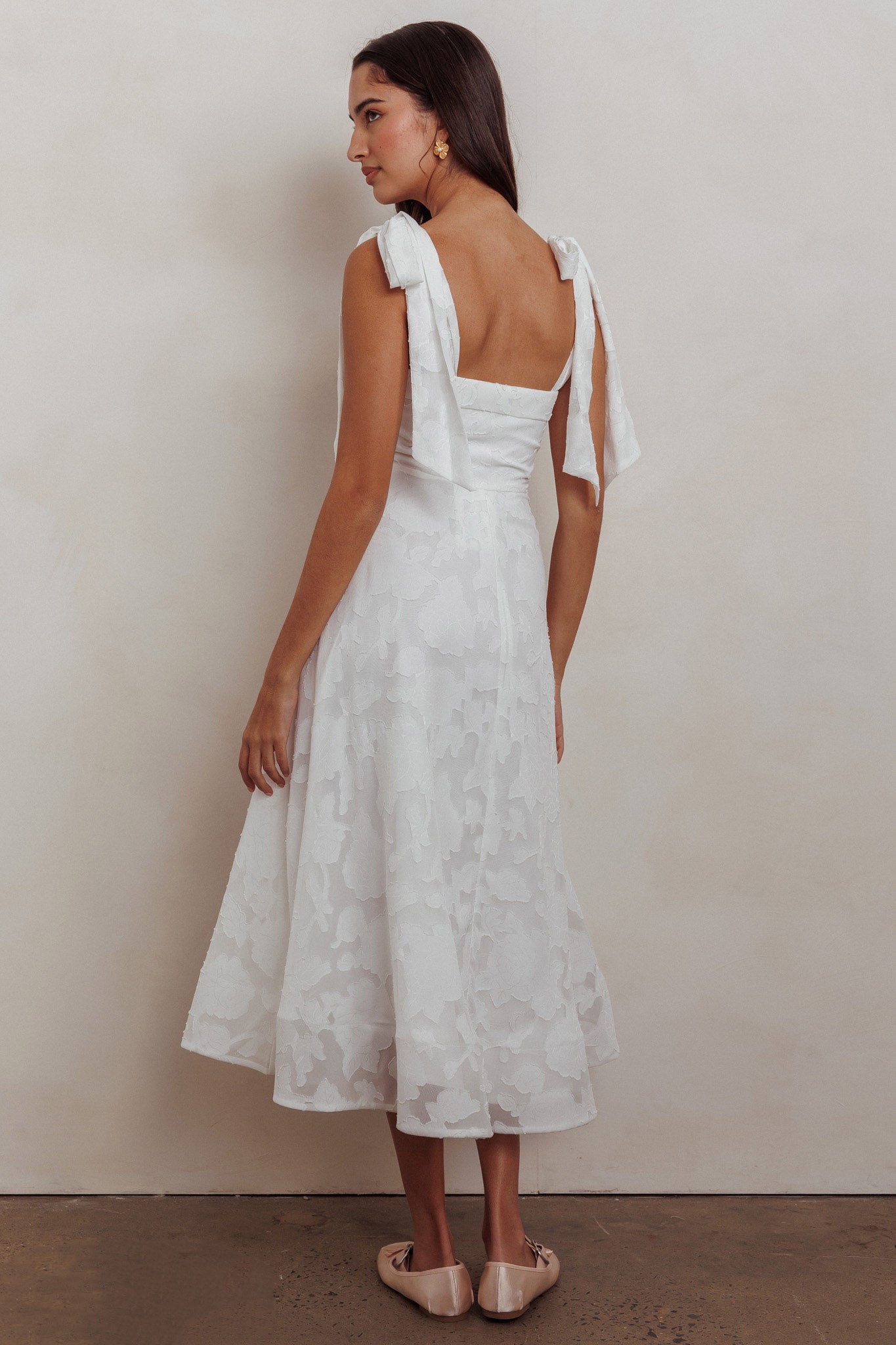Abito midi con fiocco sulle spalle Jeanie, bianco goffrato