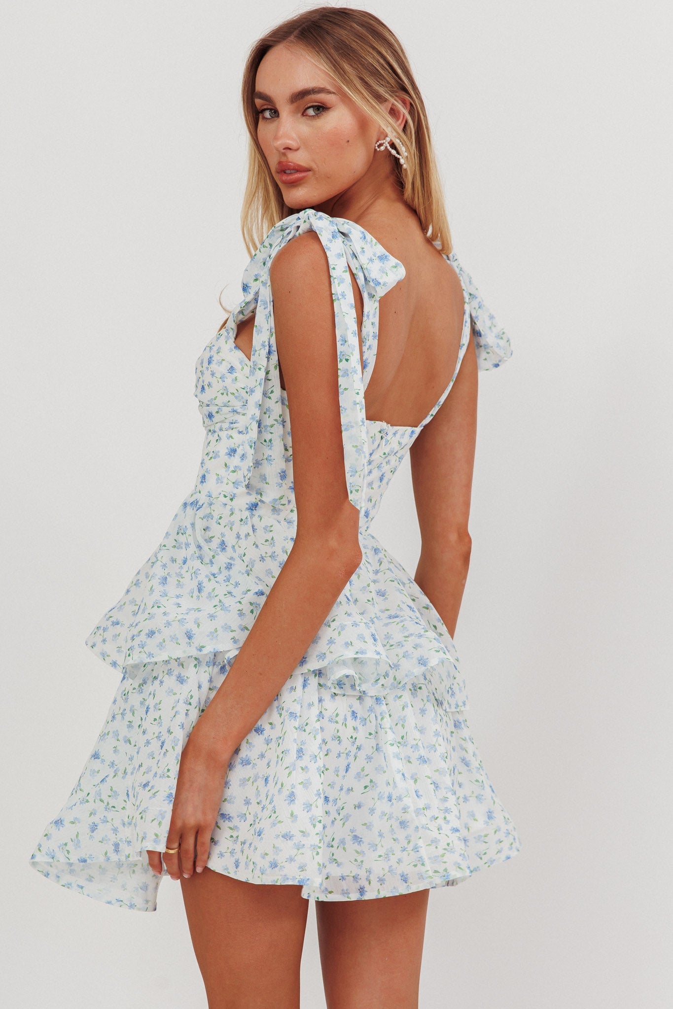 Oliana Mini abito a balze con spalle annodate e stampa floreale blu