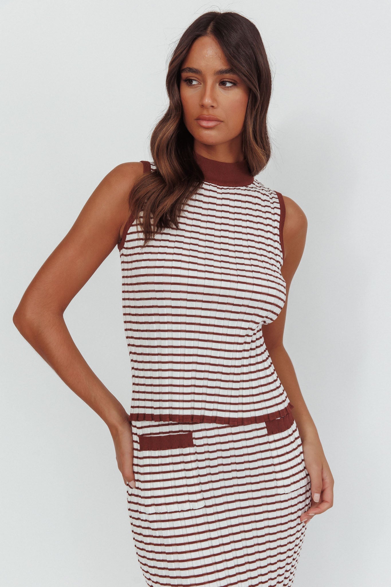 Top senza maniche con scollo a lupetto Solar Flare a righe marrone/bianco