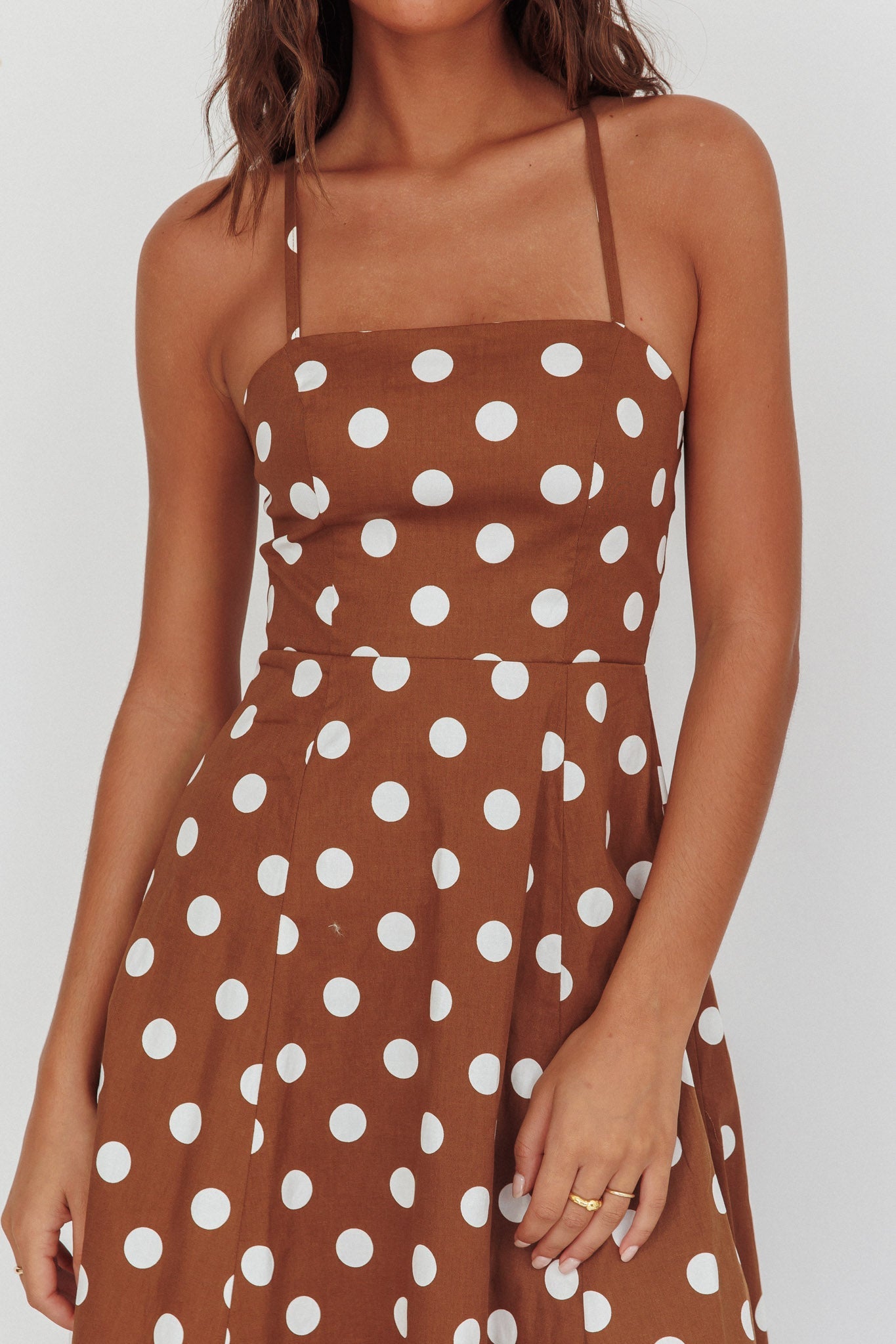 Abito midi con schiena incrociata Olga Second Glance a pois marrone