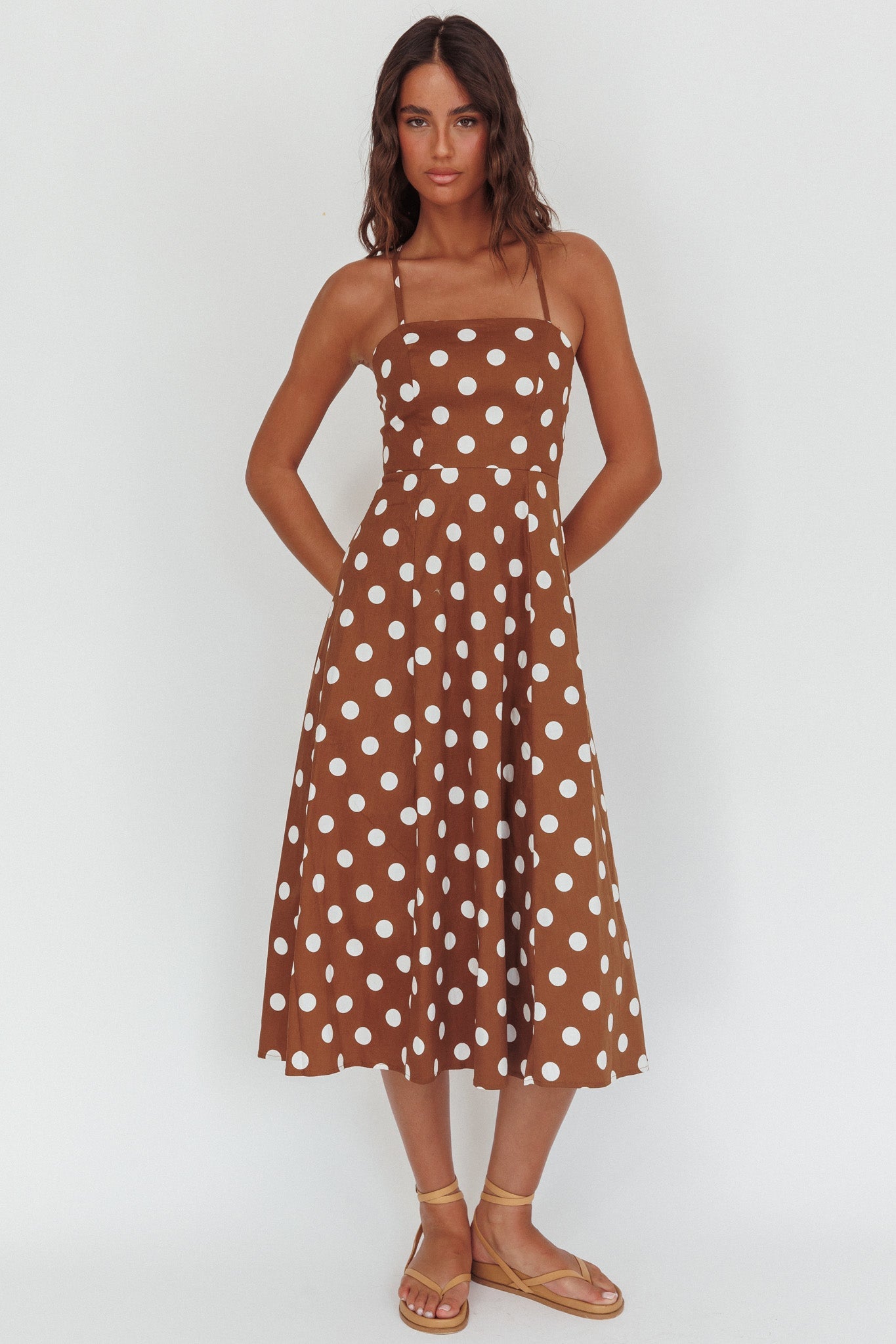 Abito midi con schiena incrociata Olga Second Glance a pois marrone