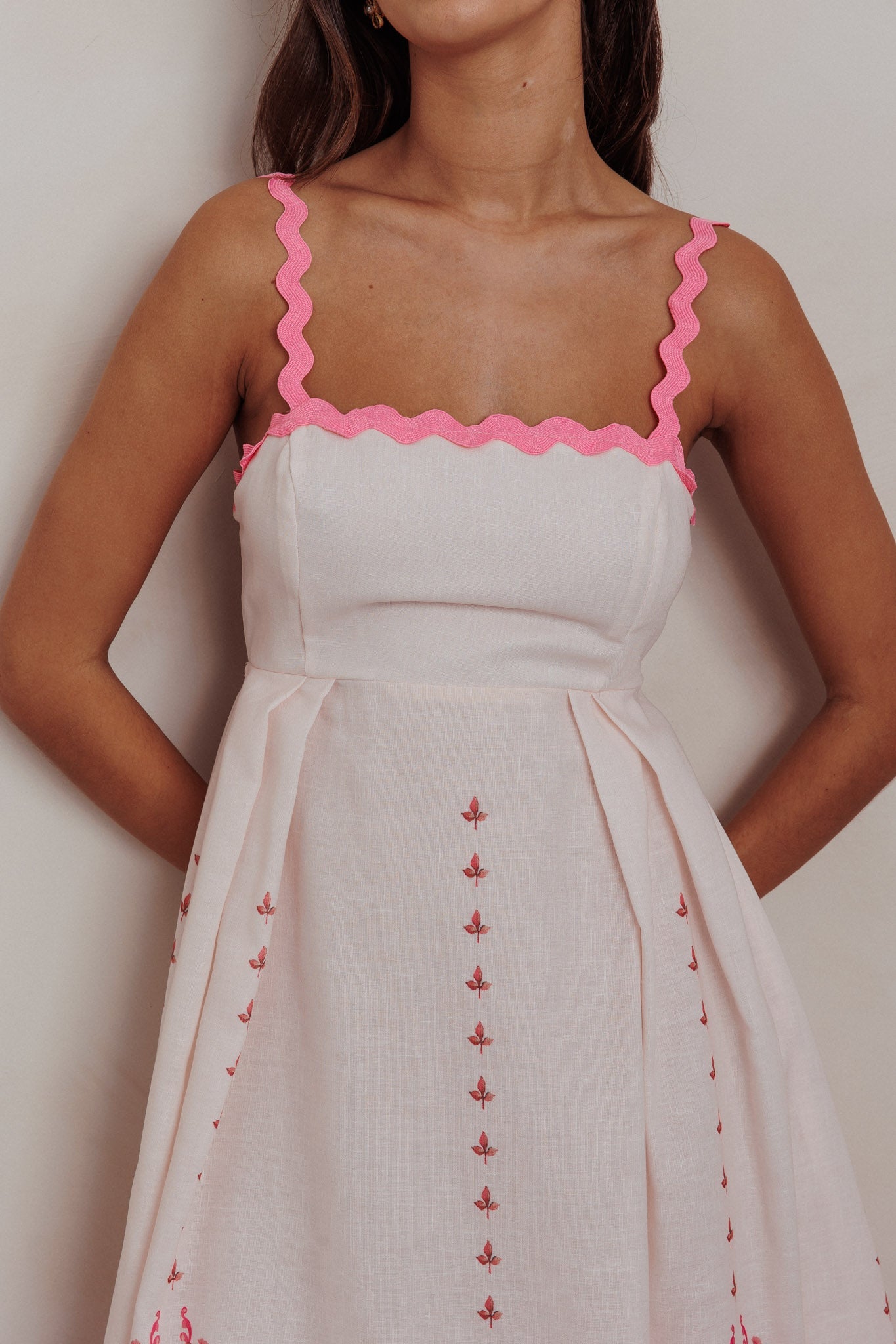 Abito midi con stampa floreale e rifiniture in pizzo Asami Blush