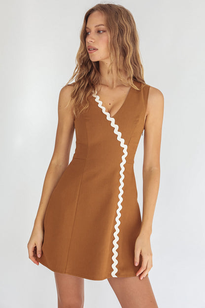 Make You Mine - Mini abito marrone con scollo a V e ricamo Ric-Rac