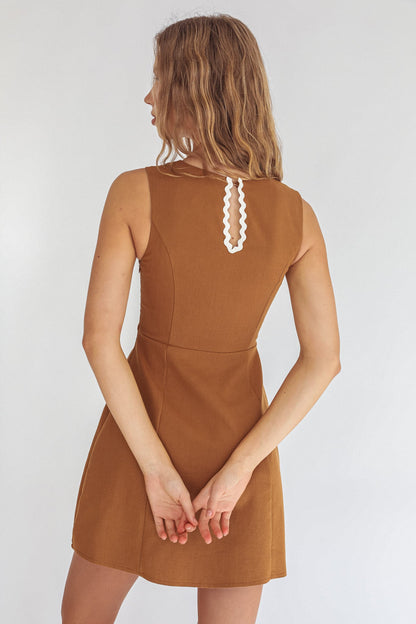 Make You Mine - Mini abito marrone con scollo a V e ricamo Ric-Rac