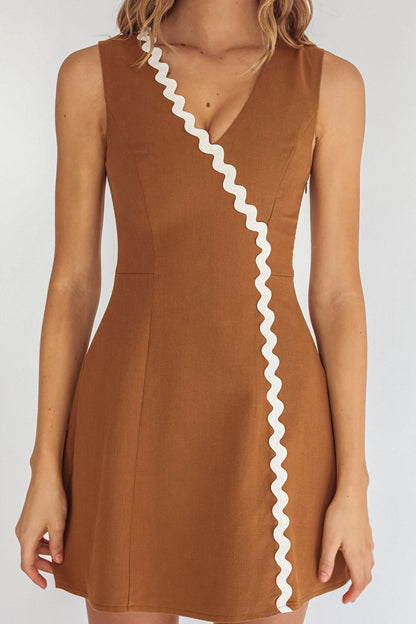 Make You Mine - Mini abito marrone con scollo a V e ricamo Ric-Rac