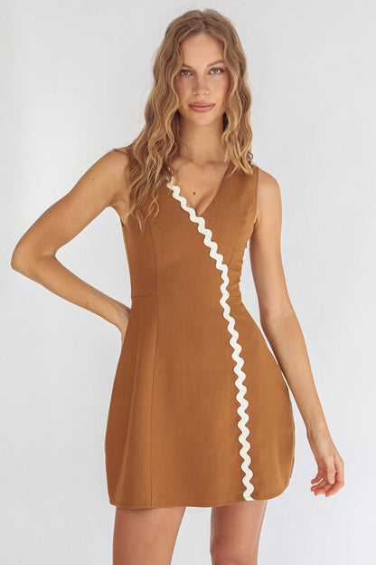 Make You Mine - Mini abito marrone con scollo a V e ricamo Ric-Rac