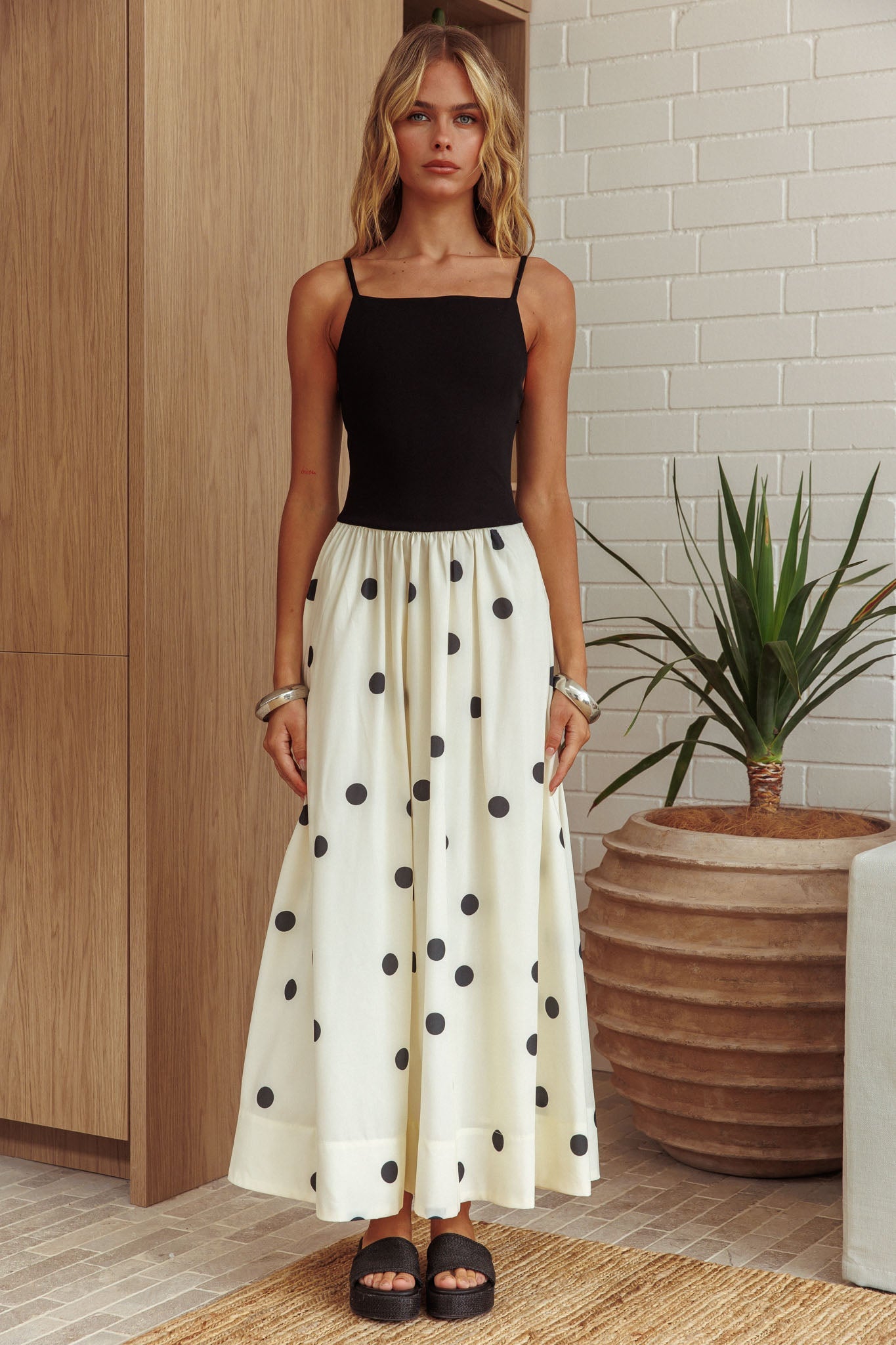 Abito lungo con corpetto a contrasto Melbourne a pois nero