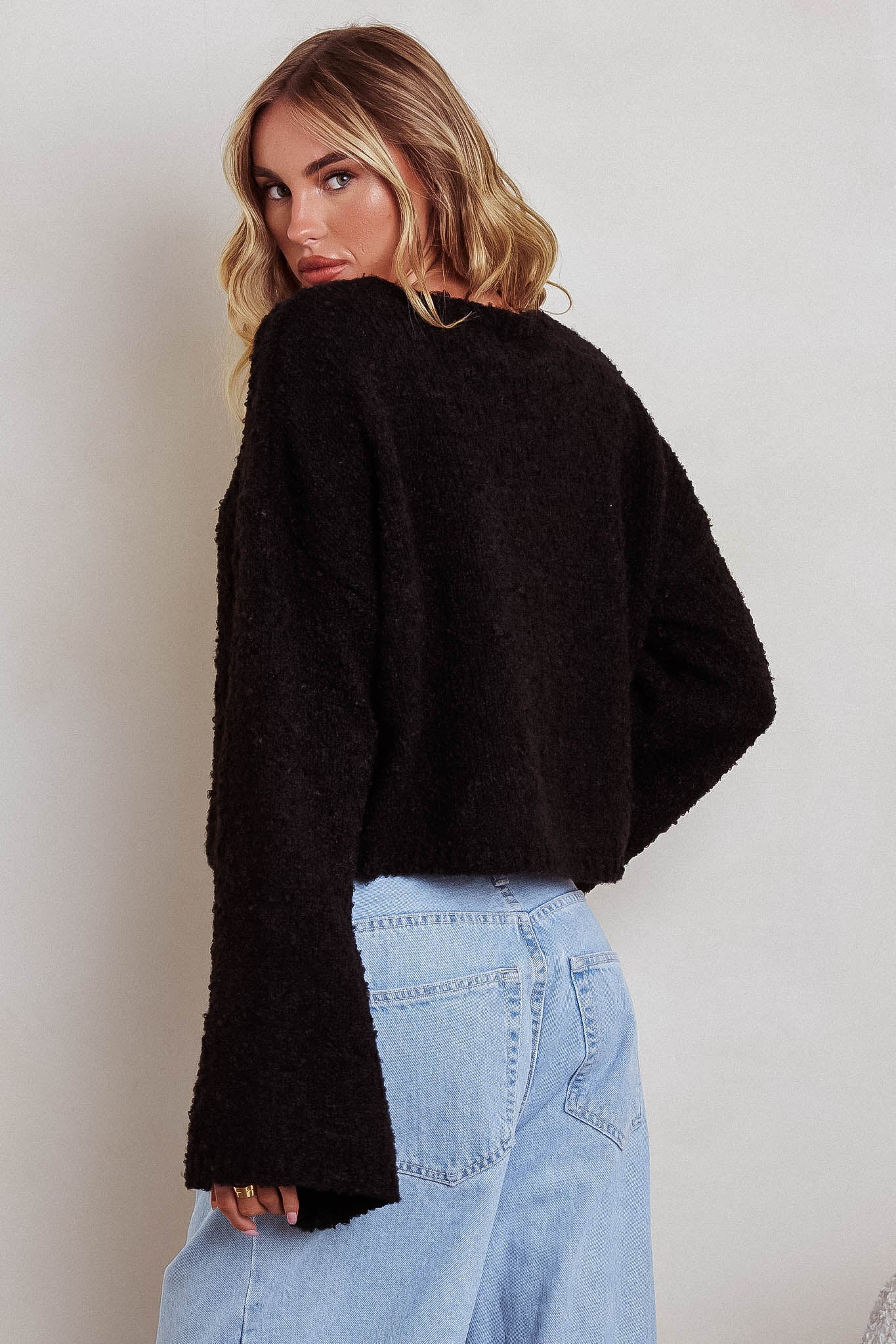 Maglione con polsini svasati e spalle cadenti Strasbourg, nero