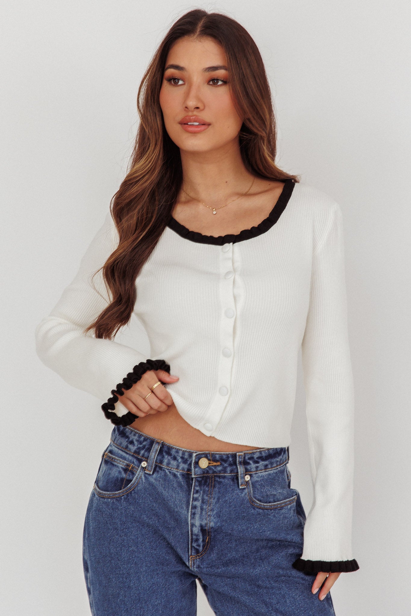 Cardigan con volant Oshan color crema
