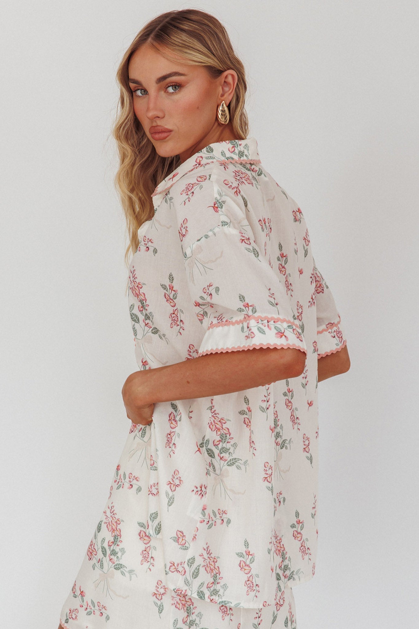 Camicia con bottoni e finiture in Ric-Rac di Catherina, motivo floreale rosa