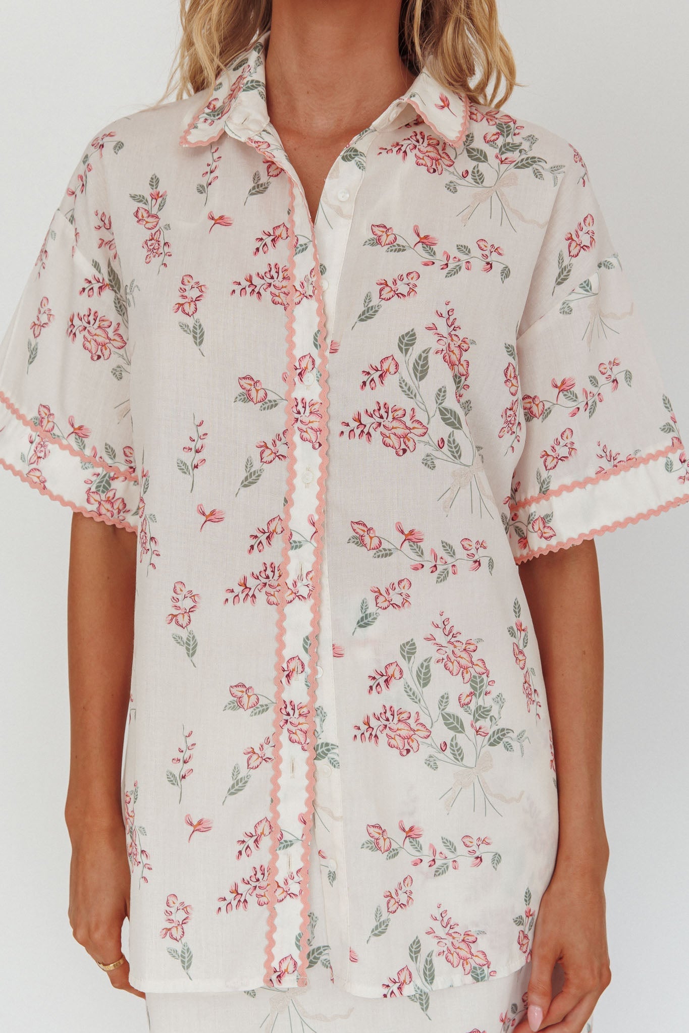 Camicia con bottoni e finiture in Ric-Rac di Catherina, motivo floreale rosa