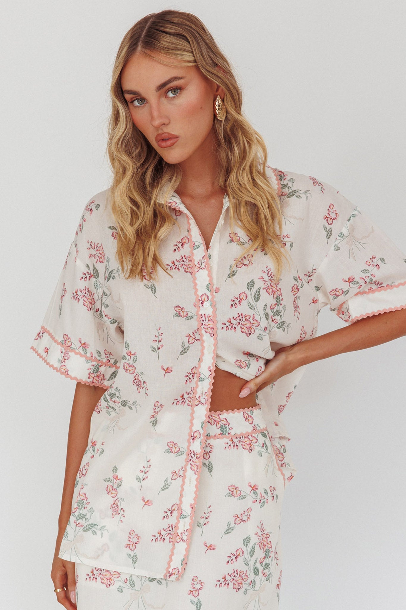 Camicia con bottoni e finiture in Ric-Rac di Catherina, motivo floreale rosa