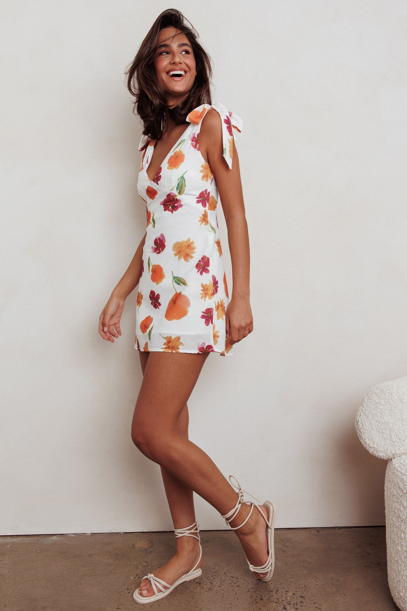 Mykonos Morning Mini abito con spalle legate e fiori arancioni