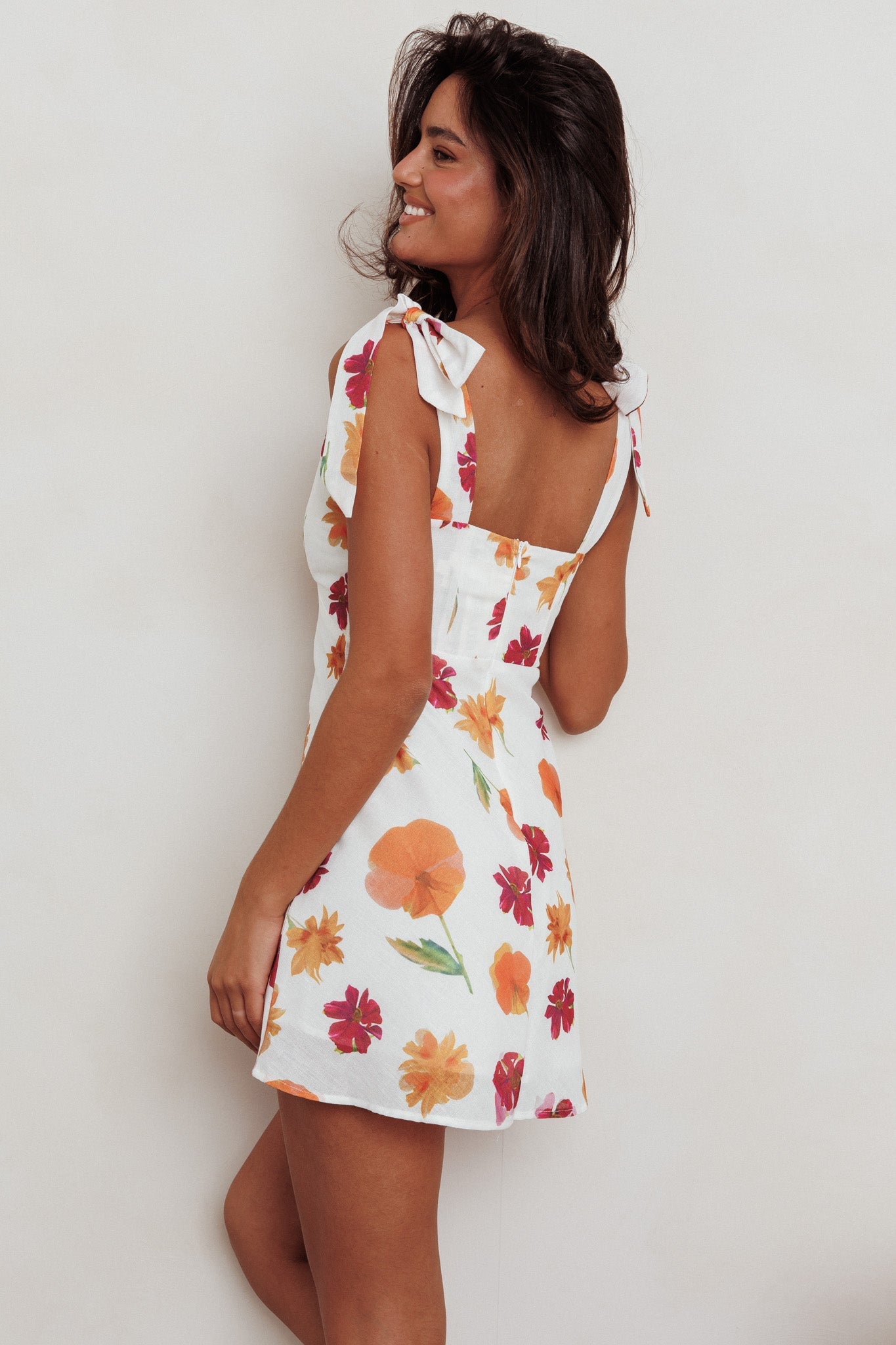 Mykonos Morning Mini abito con spalle legate e fiori arancioni