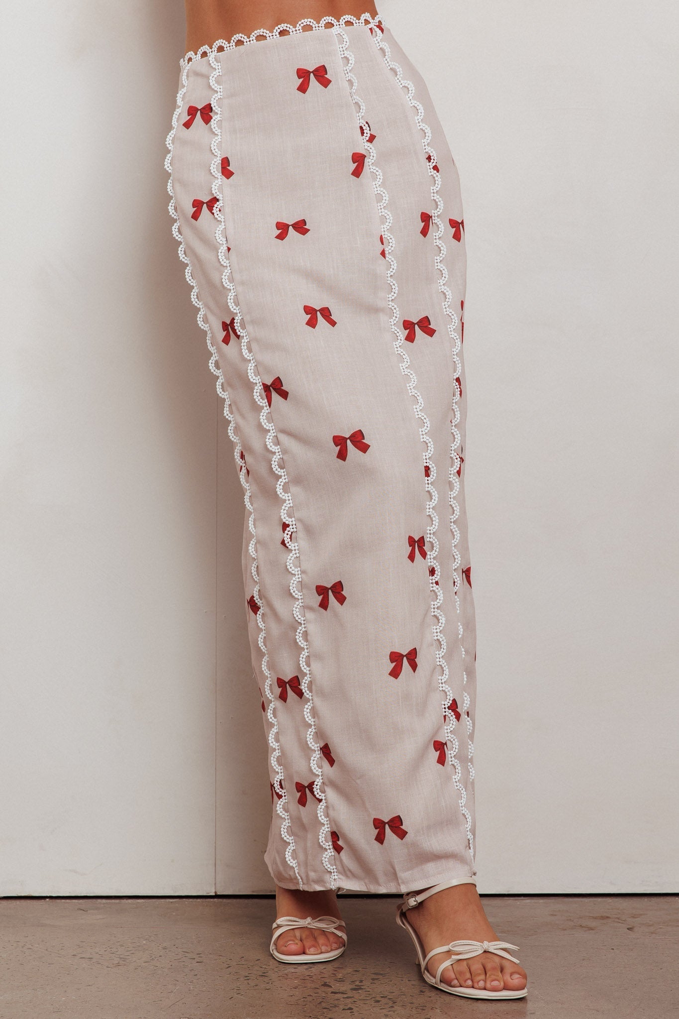 Gonna lunga Chamberlain con bordo smerlato e fiocco rosso