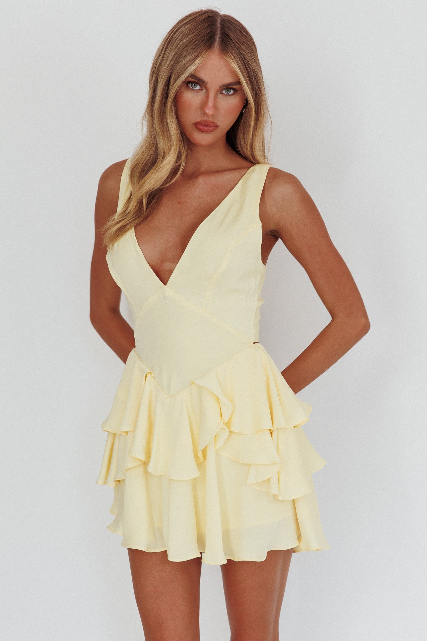 Mini abito giallo a strati con la schiena legata come me