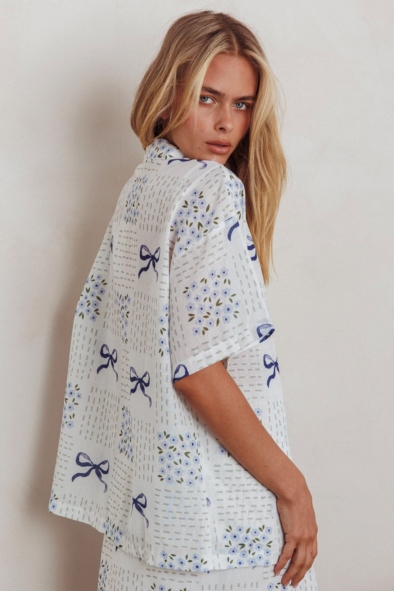Camicia a maniche corte con bottoni Ithaca e stampa a fiocco blu