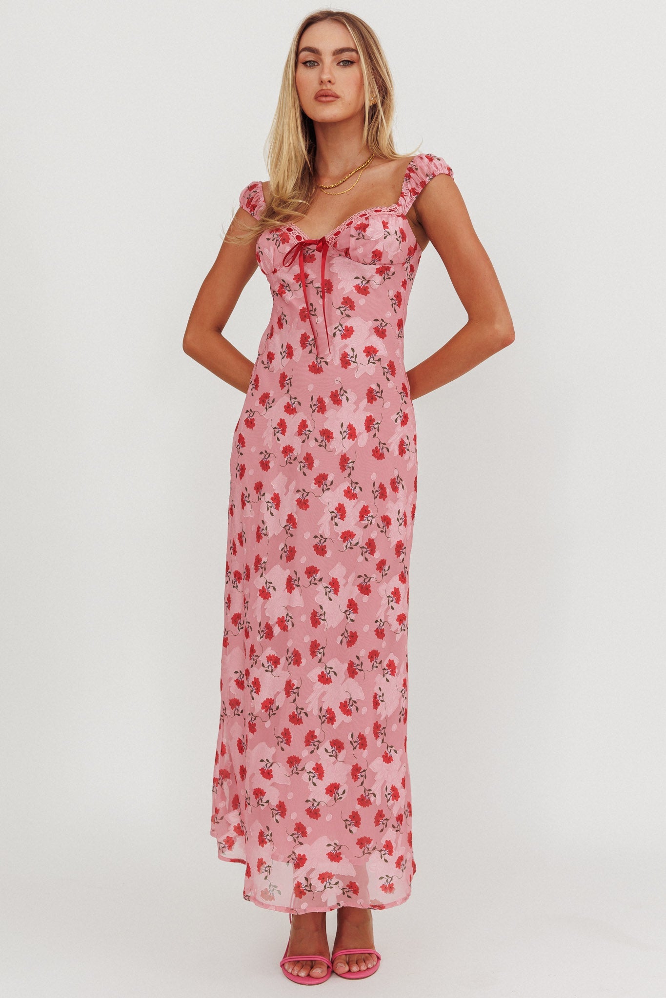 Abito lungo con rifiniture in nastro Femme Belle rosa floreale