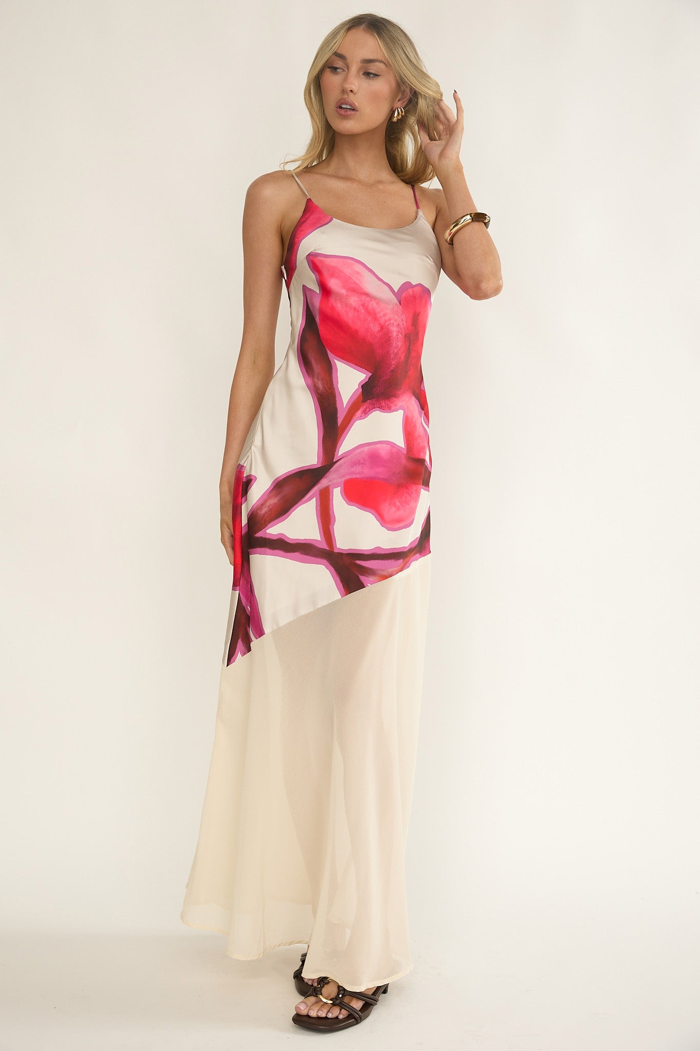 Abito lungo con orlo in chiffon Gilded Dream stampato beige