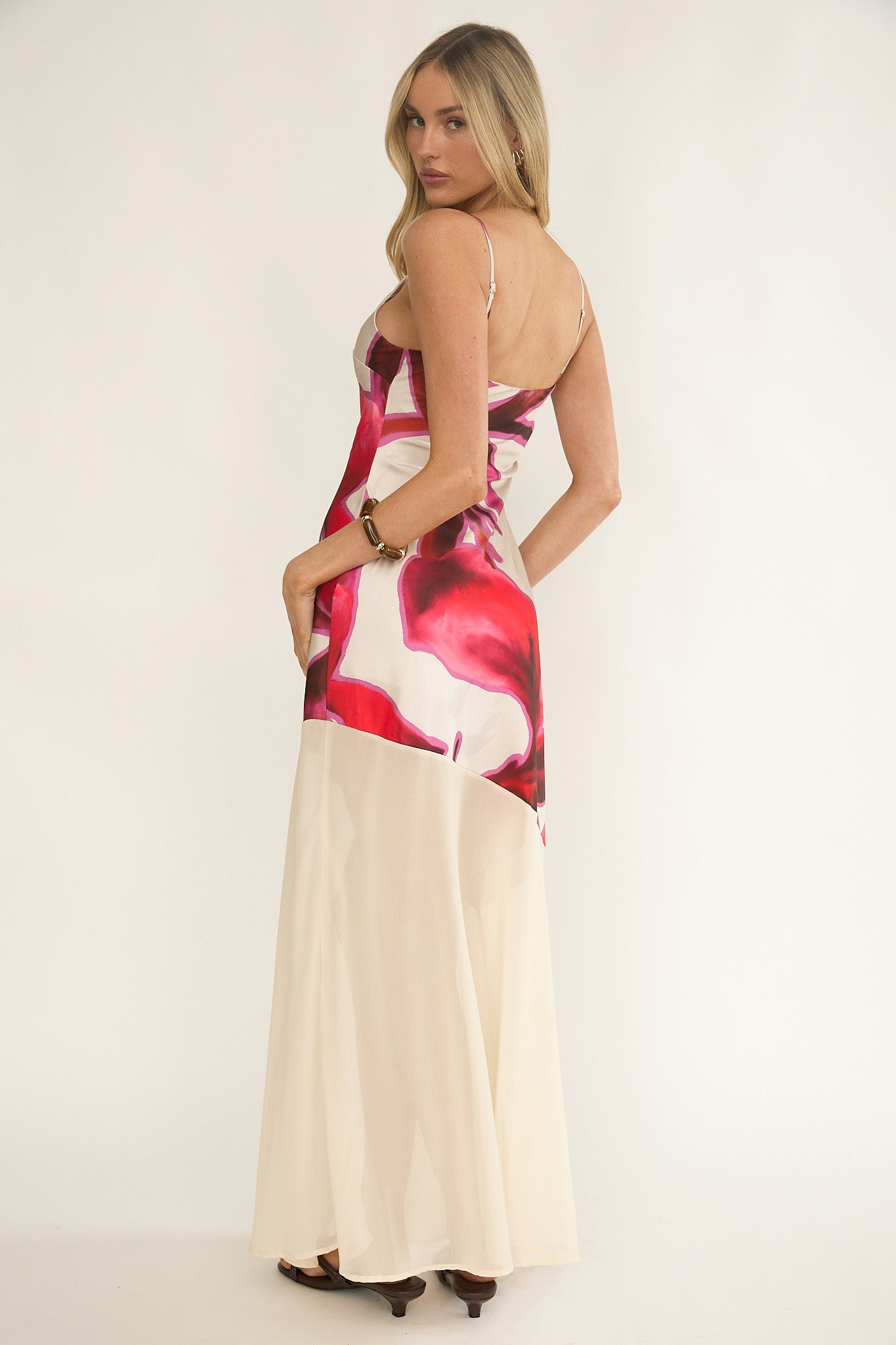 Abito lungo con orlo in chiffon Gilded Dream stampato beige