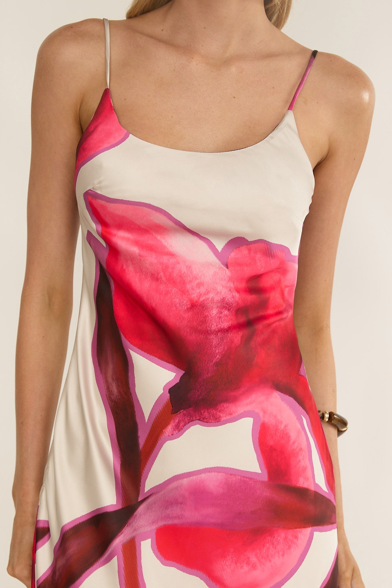 Abito lungo con orlo in chiffon Gilded Dream stampato beige
