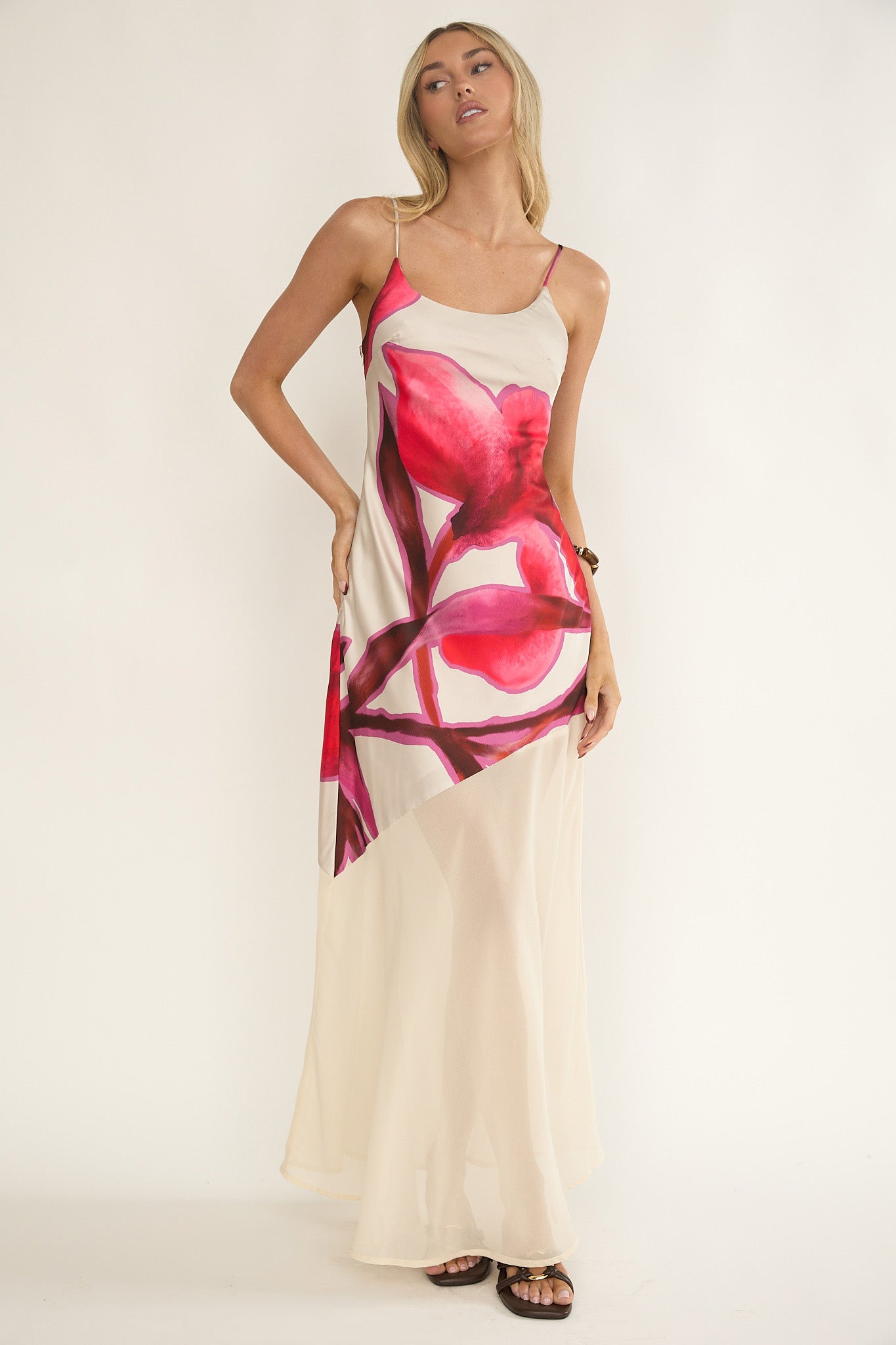 Abito lungo con orlo in chiffon Gilded Dream stampato beige