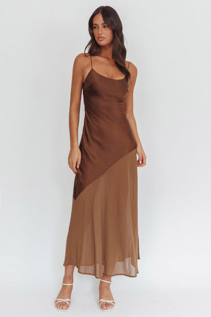 Abito lungo con orlo in chiffon Gilded Dream Cioccolato