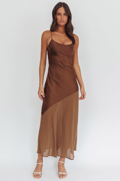 Abito lungo con orlo in chiffon Gilded Dream Cioccolato