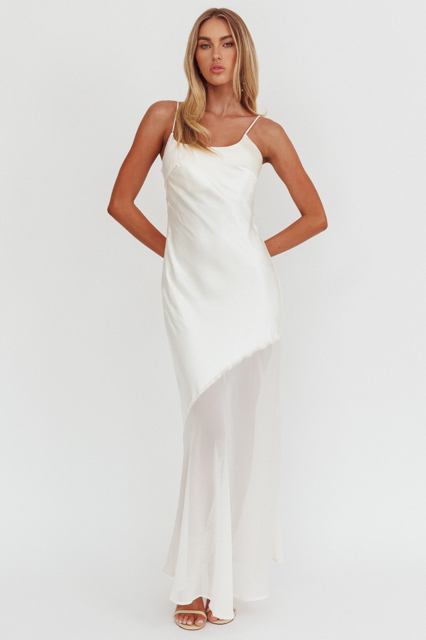Abito lungo con orlo in chiffon Gilded Dream Ostrica