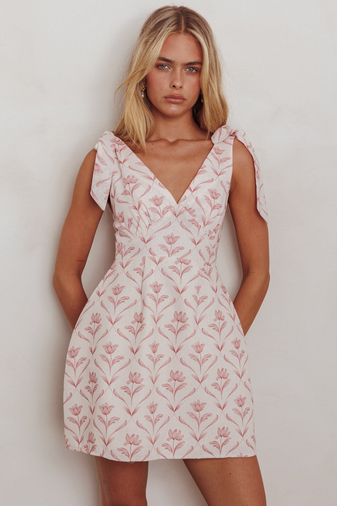 Mini abito beige con spalle annodate Glam Up