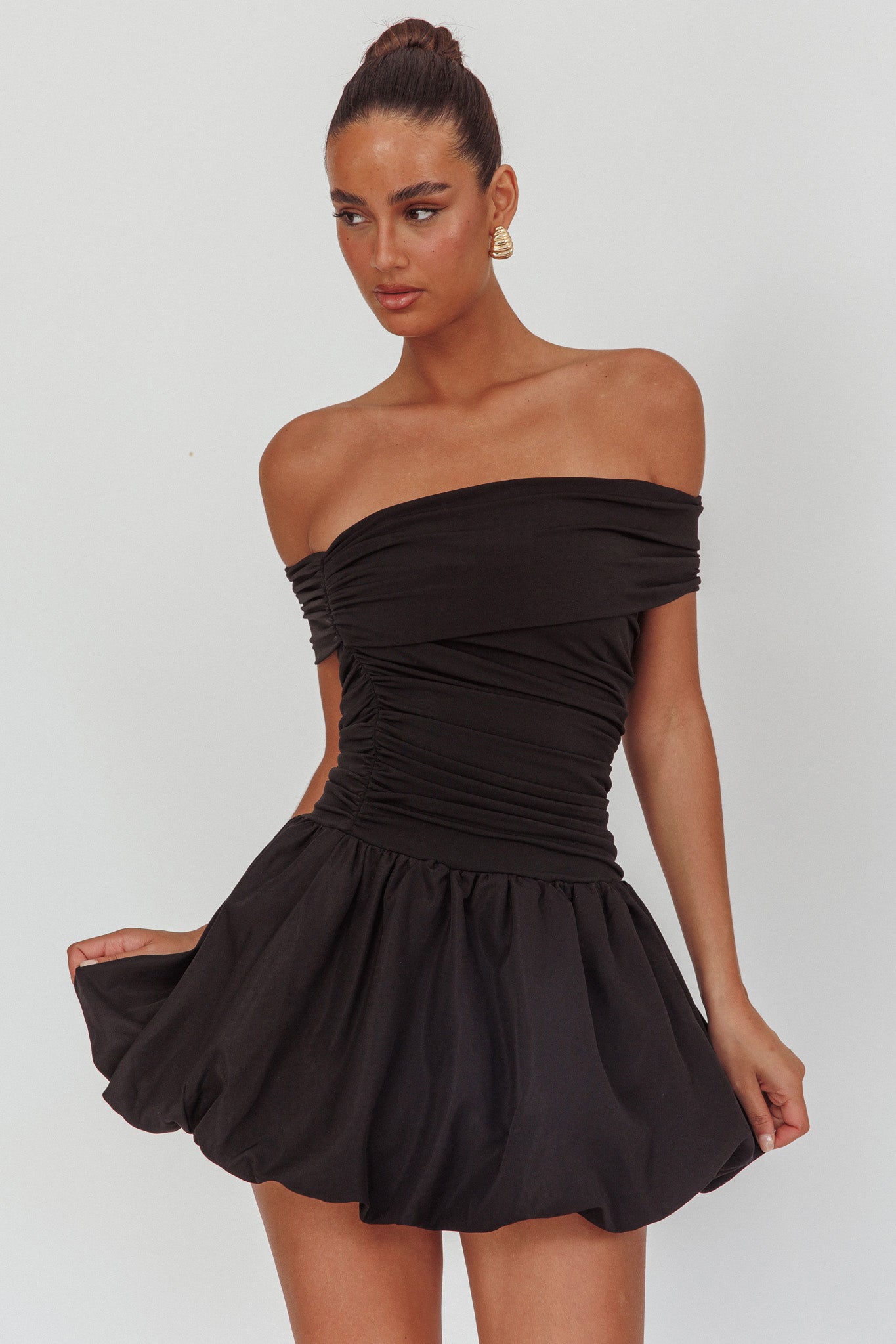 Mini abito nero con spalle scoperte Dalayla