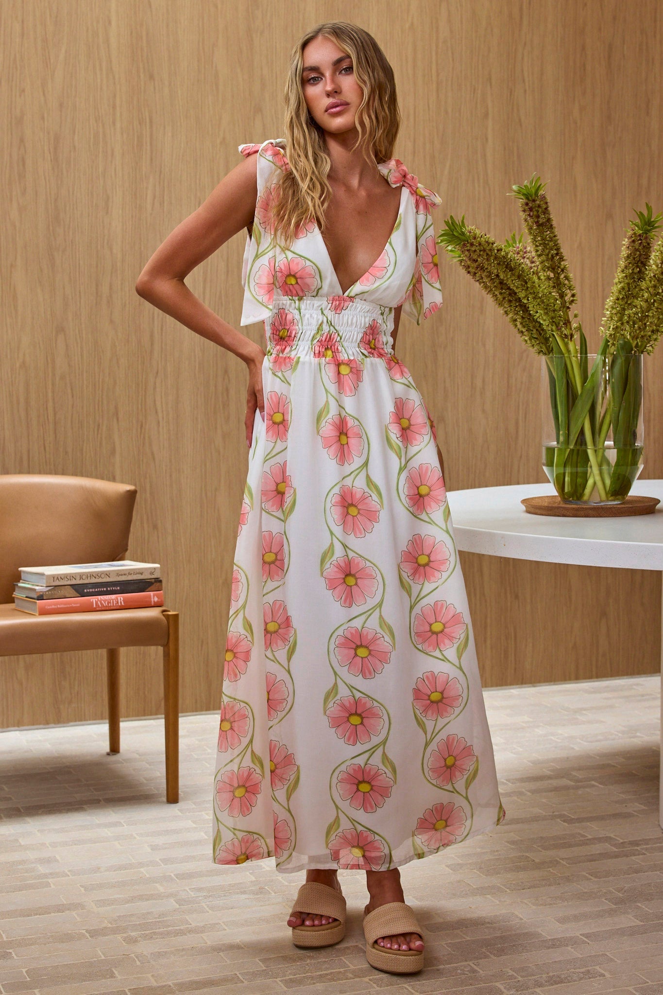 Abito lungo arricciato con spalle annodate Equator rosa floreale