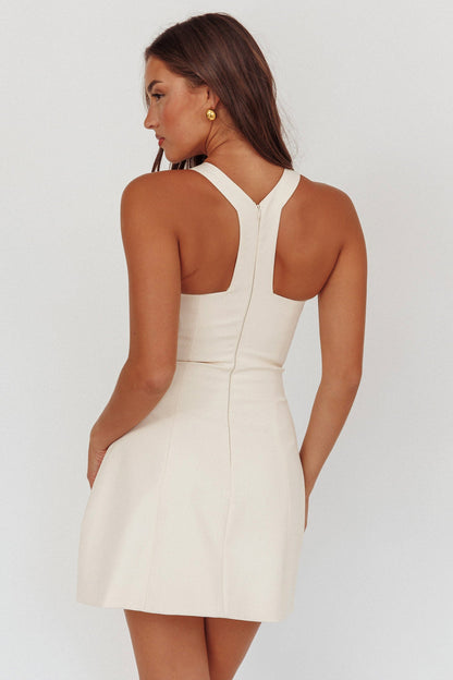 Entice Racerback Mini Dress con bottoni dorati, color crema