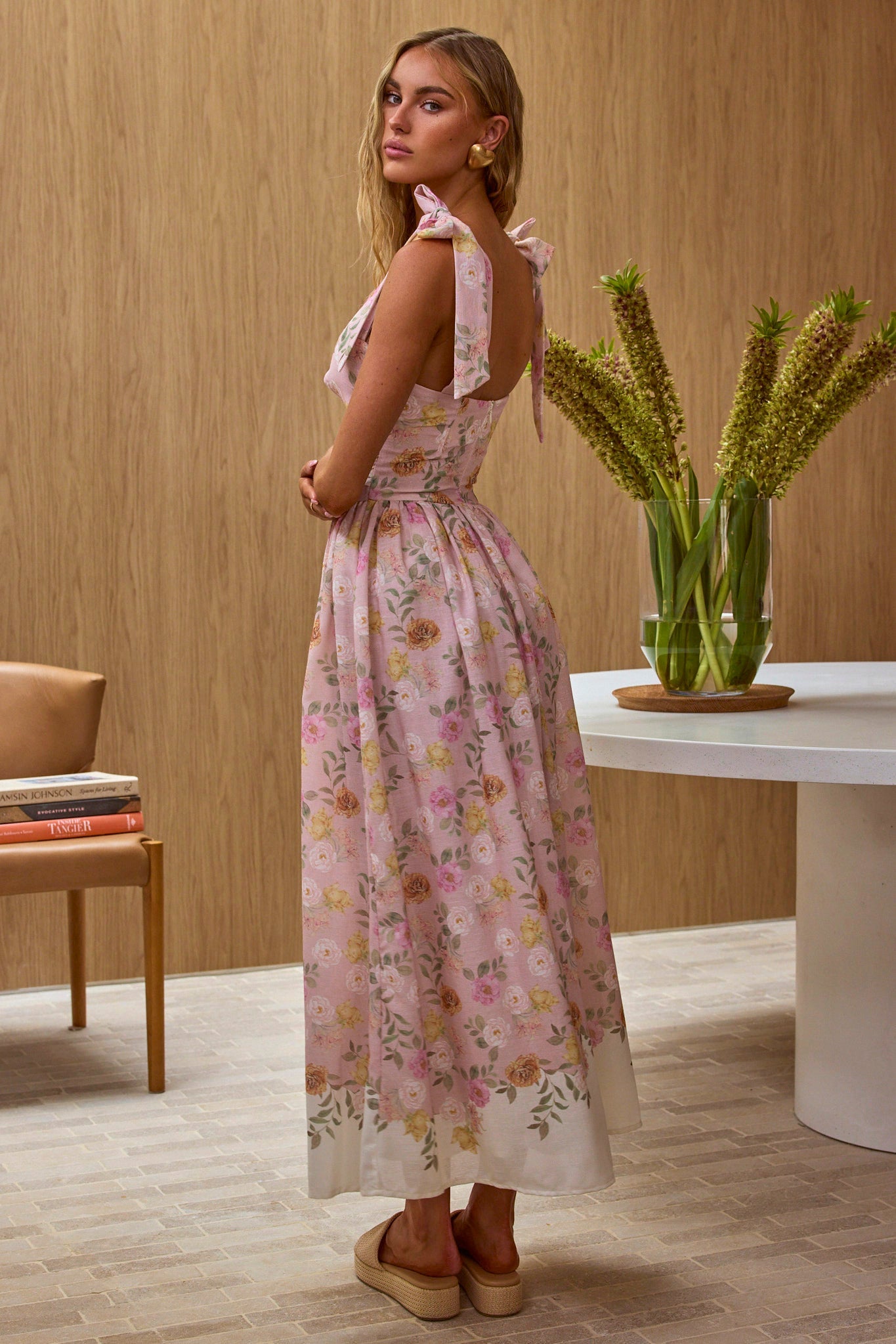 Abito lungo con spalle legate Dua color pesca floreale
