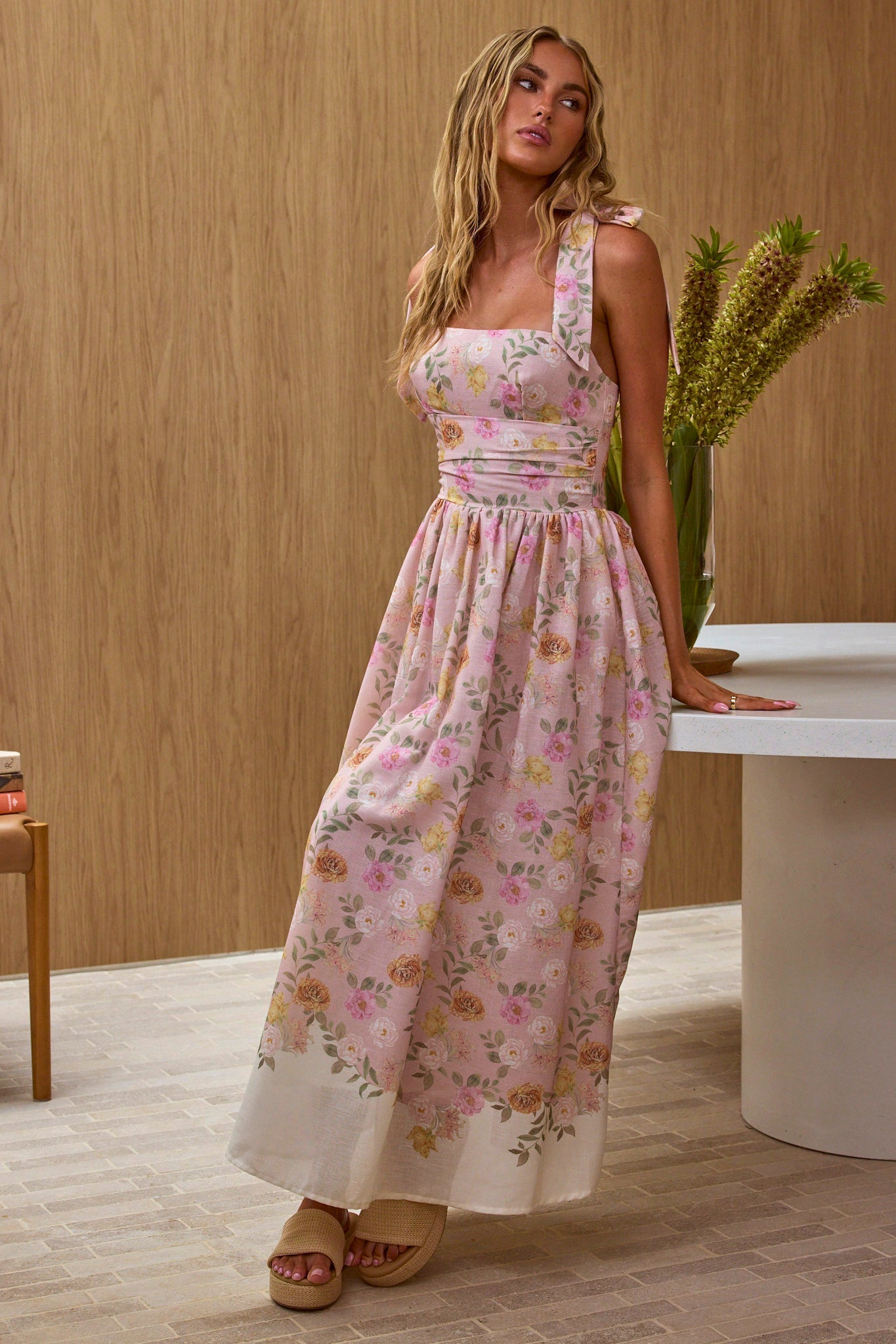 Abito lungo con spalle legate Dua color pesca floreale
