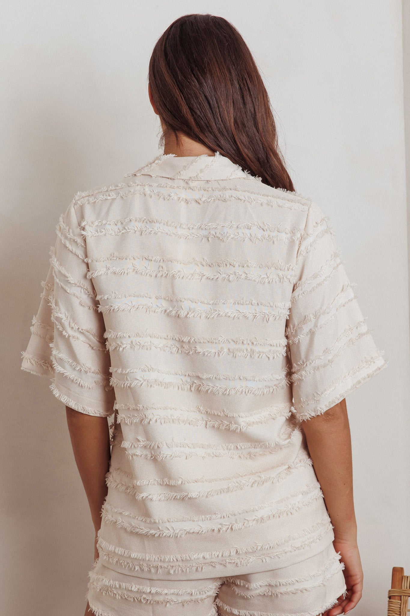 Top con colletto e rifiniture a bordo grezzo Reed, color crema