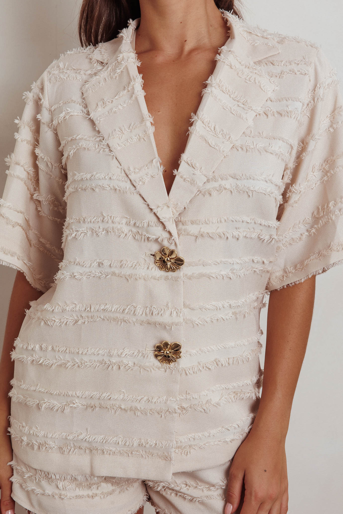 Top con colletto e rifiniture a bordo grezzo Reed, color crema