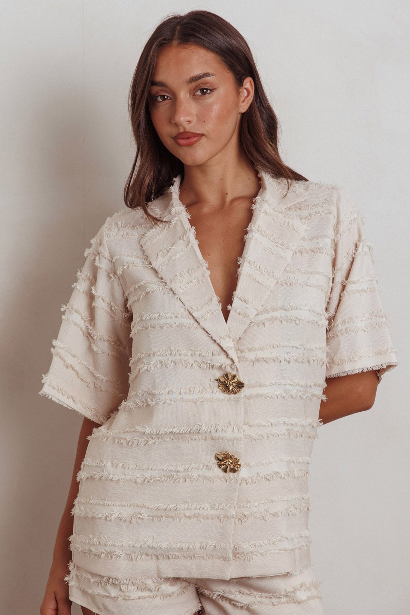 Top con colletto e rifiniture a bordo grezzo Reed, color crema