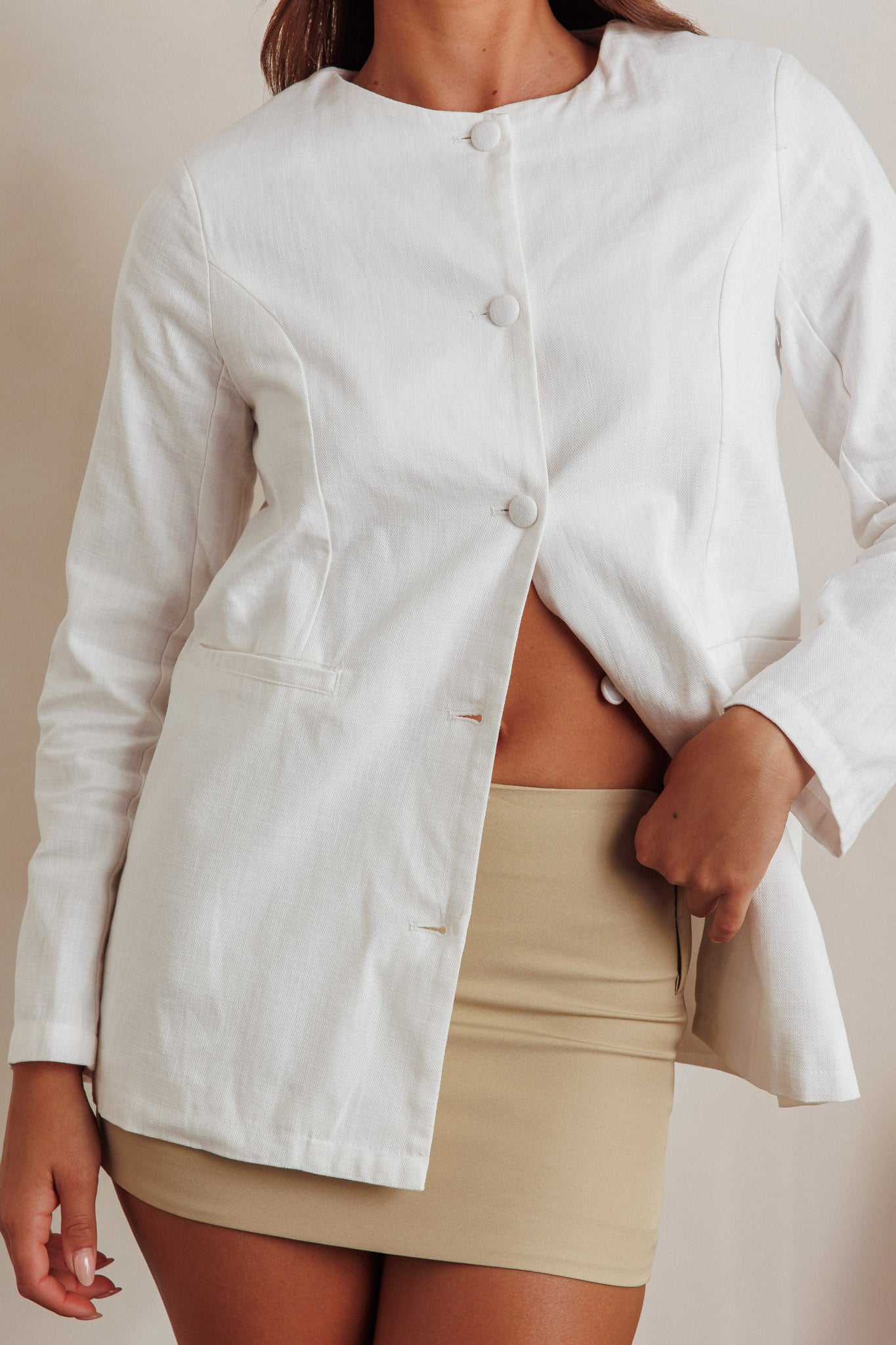 Top strutturato con scollo rotondo Vikki, color crema