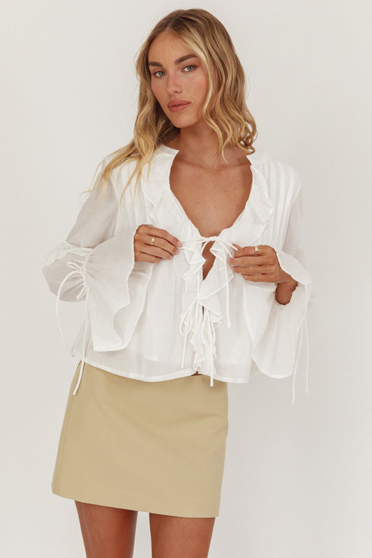 La Demure Blusa con volant sul davanti e nodo bianco