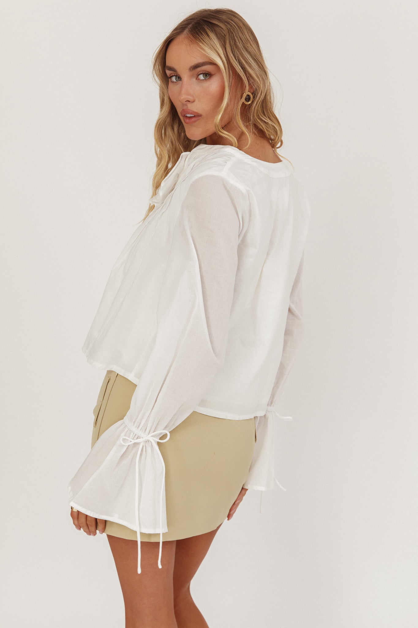 La Demure Blusa con volant sul davanti e nodo bianco